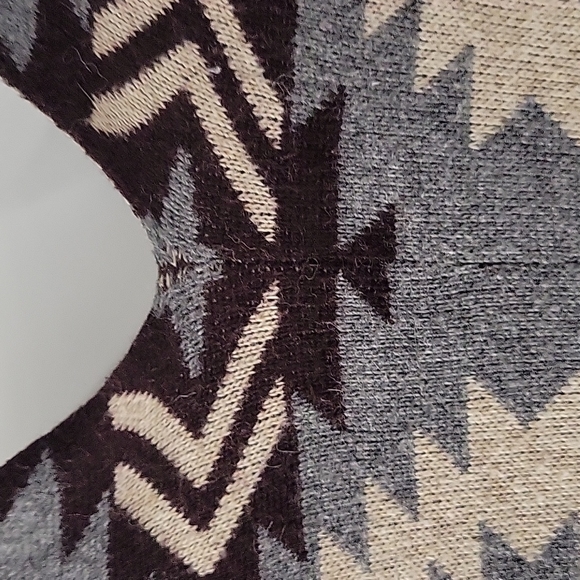 Pink Martini Woven Aztec Wrap Shawl - Size XS - Picture 8 of 8